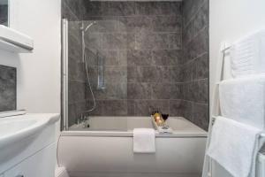 ハルにあるWGcDDE Large 3 Bedroom House - Close to MKM Stadium & A63 - Gardenのシャワーとバスタブ付きのバスルーム +32枚の写真