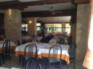 カヴァッリーノ・トレポルティにあるHotel Villa Ginevraのレストラン内のダイニングルーム(テーブル、椅子付)