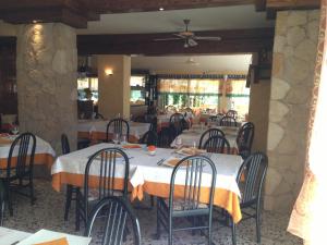 una sala da pranzo con tavoli e sedie in un ristorante di Hotel Villa Ginevra a Cavallino-Treporti