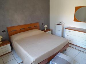 a bedroom with a bed and a dresser and a mirror at Casa el Paso in Padenghe sul Garda