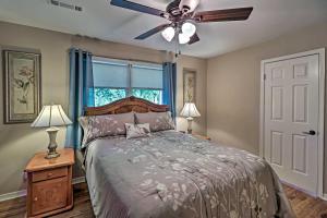 een slaapkamer met een bed en een plafondventilator bij Riverside Hide-A-Way with Patio, BBQ, Fishing Pier in Gassville