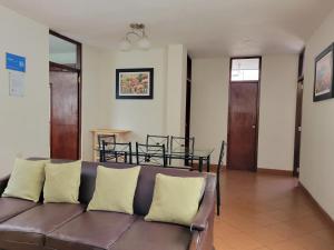 卡哈馬卡的住宿－Departamento Los Sauces，客厅配有沙发和桌子