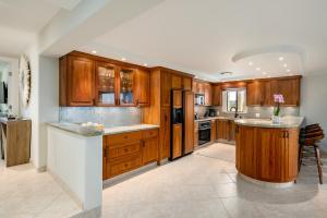 A cozinha ou cozinha compacta de Polo Beach 703 - Romvari Realty