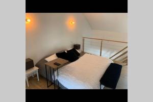 um quarto com uma cama com uma cabeceira de metal em Maisonnette au coeur du vignoble d'Hautvillers em Hautvillers