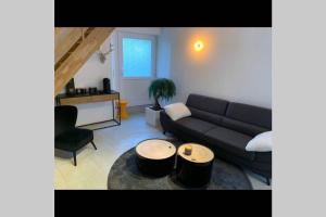 uma sala de estar com um sofá e uma mesa em Maisonnette au coeur du vignoble d'Hautvillers em Hautvillers