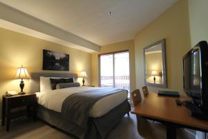 En eller flere senge i et værelse på Marketplace Lodge by Whistler Retreats