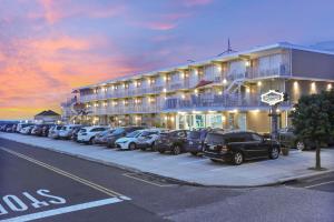 威爾伍德克拉斯特的住宿－格拉納達海洋度假勝地汽車旅館，停在大楼前的一排汽车