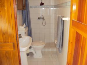 a bathroom with a toilet and a sink and a shower at La Gozitaine in Kerċem