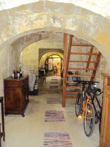 a room with a bike parked in a building at La Gozitaine in Kerċem