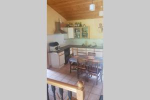 kuchnia i jadalnia ze stołem i krzesłami w obiekcie Cottage ideal for Family's & private lake access w mieście Leitrim