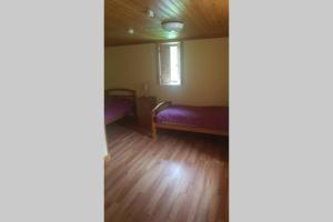 mały pokój z łóżkiem i oknem w obiekcie Cottage ideal for Family's & private lake access w mieście Leitrim