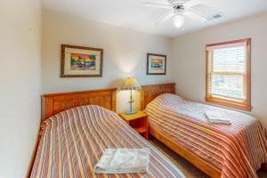 A bed or beds in a room at Beach Dreamer #4-BB