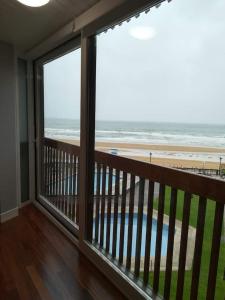 Cette chambre dispose d'un balcon avec vue sur la plage. dans l'établissement Beach House *****, à Zarautz