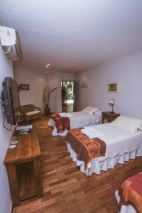 Tempat tidur dalam kamar di Río Arriba Suites & Apartments & Restó