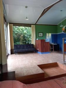 - un salon avec un canapé et une table dans l'établissement Suite y Loft Casa Toría, à San Isidro