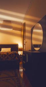 a bedroom with a bed and a mirror on a dresser at شقة كلاسيك بمساحة خضراء قريبة من الحصري in 6th Of October