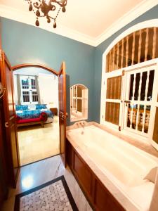 a bathroom with a tub, sink, mirror and bathtub at Hotel Boutique Castillo Ines Maria in Cartagena de Indias