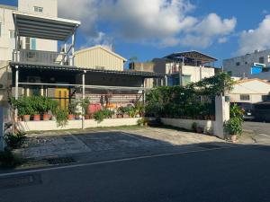 富里穀鄉民宿的一条有植物的街道上的建筑和一座建筑