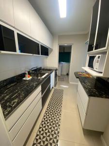 A cozinha ou cozinha compacta de Apartamento Alvin Bauer