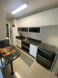 A cozinha ou cozinha compacta de Apartamento Alvin Bauer