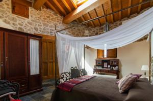 A bed or beds in a room at Apartamentos A Fala en Trevejo y San Martin de Trevejo, Sierra de Gata