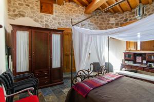 A bed or beds in a room at Apartamentos A Fala en Trevejo y San Martin de Trevejo, Sierra de Gata