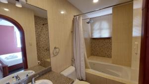 Bathroom sa Hotel Voyager Manta