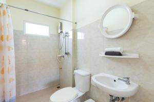 uma casa de banho com um WC, um lavatório e um espelho. em 1 Bedroom + kitchen Rawaï em Praia de Rawai