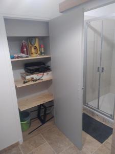 eine ebenerdige Dusche in einem Zimmer mit Glastür in der Unterkunft Maison de village confortable entièrement rénovée in Saint-Just