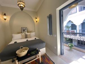 ein Schlafzimmer mit einem Bett und einem Balkon in der Unterkunft Riad Algora en exclusivité 13 P au cœur de la Médina in Marrakesch