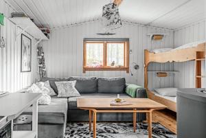 salon z kanapą i łóżkiem piętrowym w obiekcie Gilleråsvägen 13 C w mieście Sälen