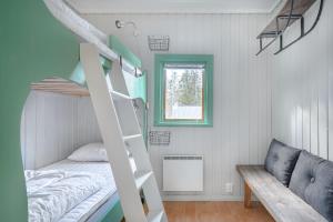 1 dormitorio con litera y sofá en Gilleråsvägen 13 B, en Sälen