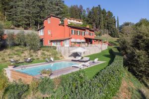 una casa en una colina con piscina en Villa Le Vigne, en Dicomano