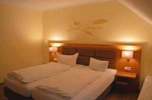 Ein Bett oder Betten in einem Zimmer der Unterkunft Aparthotel Jägerhaus