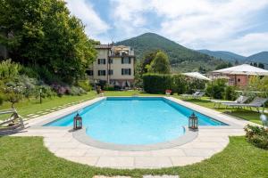 - une piscine dans la cour d'une maison dans l'établissement Villa Brancoli, à Capannori