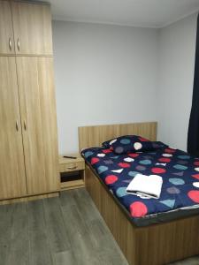 Cama ou camas em um quarto em Szafir - NoclegiGrodziskPL