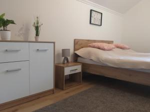 Postel nebo postele na pokoji v ubytování Tölgyerdő Apartman