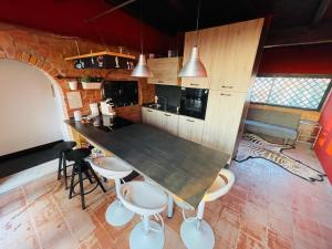 eine Küche mit einer Theke und Hockern in einem Zimmer in der Unterkunft Matilde House in Fregene
