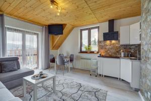 Kuchyňa alebo kuchynka v ubytovaní Apartamenty Szwarcowa
