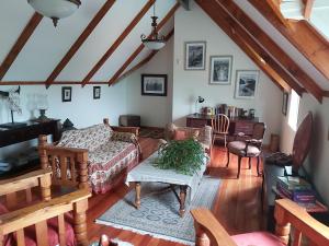 sala de estar con sofá y mesa en Clarens Mountain Sage Holiday House, en Clarens