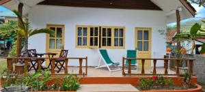 Casa con patio con mesa y sillas en Chez Lester, en Baie Sainte Anne