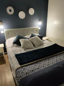 een slaapkamer met een bed met kussens erop bij Appartement - Résidence du golf deauville 2 in Deauville