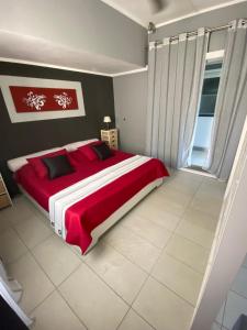 En eller flere senger på et rom på Turquoise Bay Beach Apartments Trou d'Eau Douce