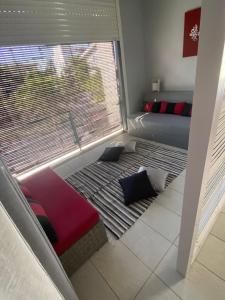 Uma área de estar em Turquoise Bay Beach Apartments Trou d'Eau Douce