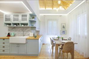 Η κουζίνα ή μικρή κουζίνα στο The Dreamy Loft Corfu