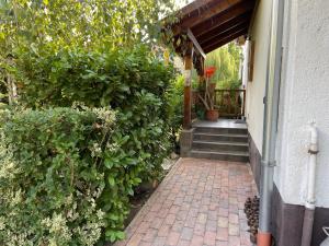 Vonkajšia záhrada v ubytovaní Full 2BDR Garden House near to Downtown Metro Free Parking