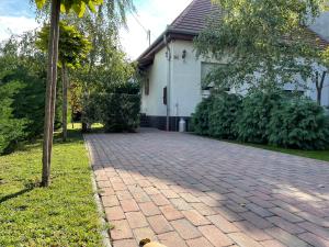 Vonkajšia záhrada v ubytovaní Full 2BDR Garden House near to Downtown Metro Free Parking