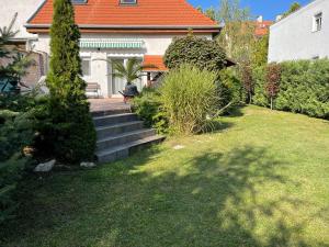 Vonkajšia záhrada v ubytovaní Full 2BDR Garden House near to Downtown Metro Free Parking