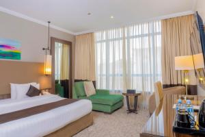 Postel nebo postele na pokoji v ubytování Aquila Al Hamra Hotel + 35 fotografií