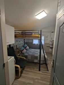una habitación con dos literas y una silla en la PASSERONNE, en Barbentane